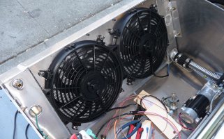 Koelventilator gemonteerd op radiator